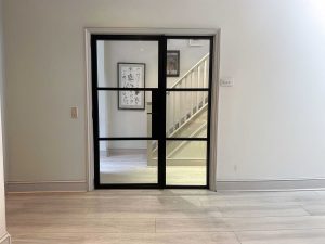Single aluminium door and sidelight