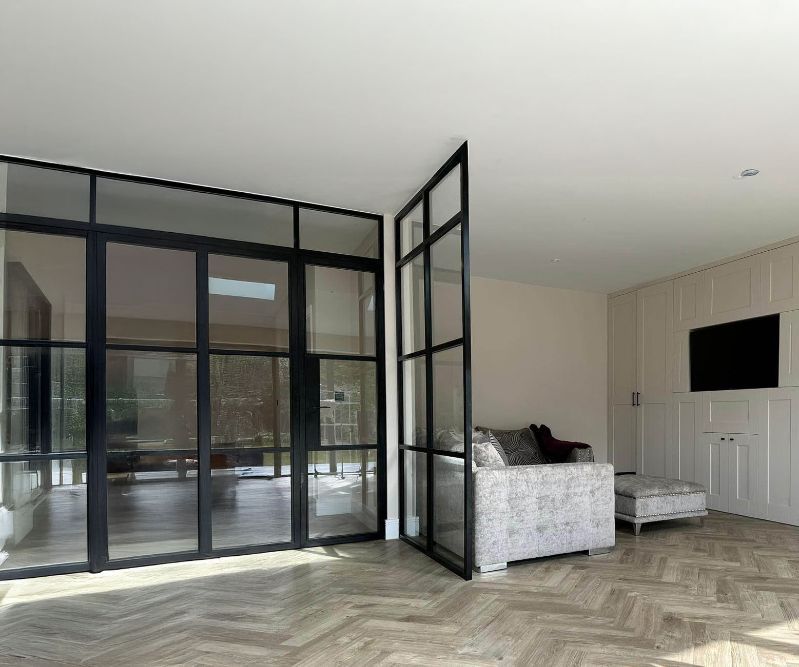 Internal door and fixed screen